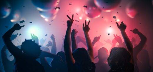 Junge glückliche Leute tanzen im Club. Nachtleben und Disco-Konzept.