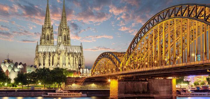 Köln Dom am Rhein mit Brücke Skyline