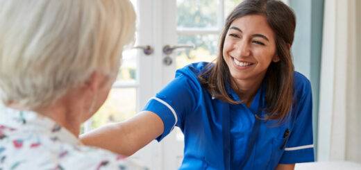 Pflegekraft im Gespräch mit betreuter Seniorin