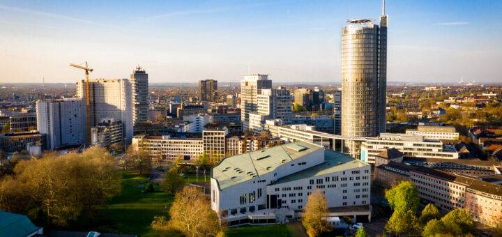 Dronenaufnahme über der Skyline der Stadt Essen.