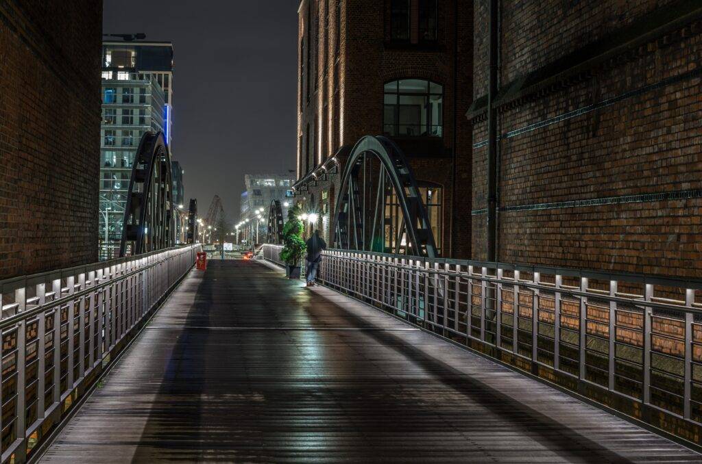 Wunderschöne Urbane Szenerie an einer Brücke.