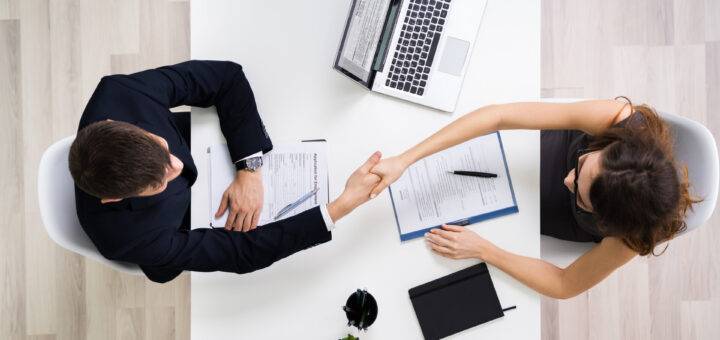 Zwei Geschäftsleute, die sich die Hände schütteln