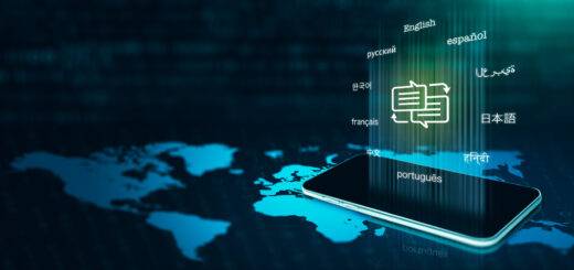 Smartphone mit Übersetzungssymbol, Sprechblase mit Pfeil und Text der zehn wichtigsten Sprachen der Internetnutzer.
