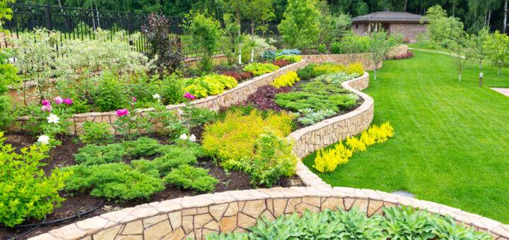 Landschaftsgestaltung mit Naturstein im heimischen Garten
