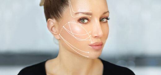 Schöne Frau mit Linien im Gesicht zur Hautstraffung