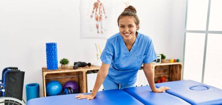 Physiotherapeutin lächelnd zuversichtlich stehend in der Reha-Klinik