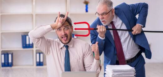 Alter männlicher Chef und junger männlicher Angestellter im Mobbing-Konzept