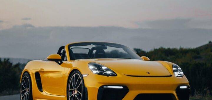 Ein gelber Sportwagen parkt am Straßenrand