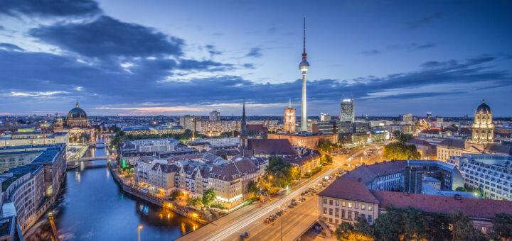 Berliner Skyline mit Spree bei Nacht, Deutschland