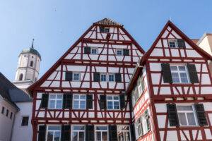 Fachwerkhäuser in Biberach mit Turm der Kirche St. Martin