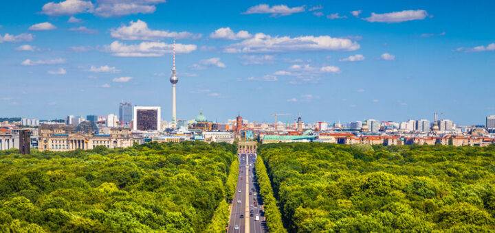 Berliner Skyline-Panorama mit Tiergarten im Sommer, Deutschland