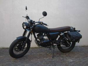 Mattschwarzes Custom-Café-Racer-Motorrad mit schwarzem Ledersattel und Tasche