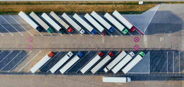 Eine Spedition mit Parkplatz