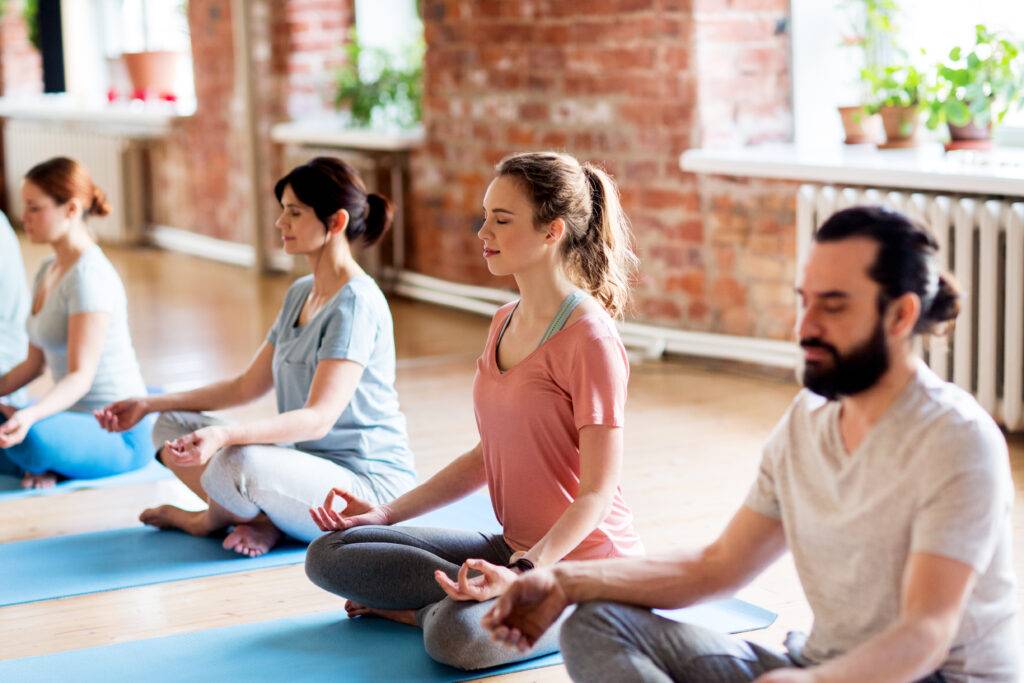 Eine Gruppe von Menschen macht Yoga