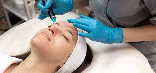 Person erhält eine Hydrafacial Behandlung mit einem speziellen Gerät zur Hautreinigung und Feuchtigkeitsversorgung im Kosmetikstudio