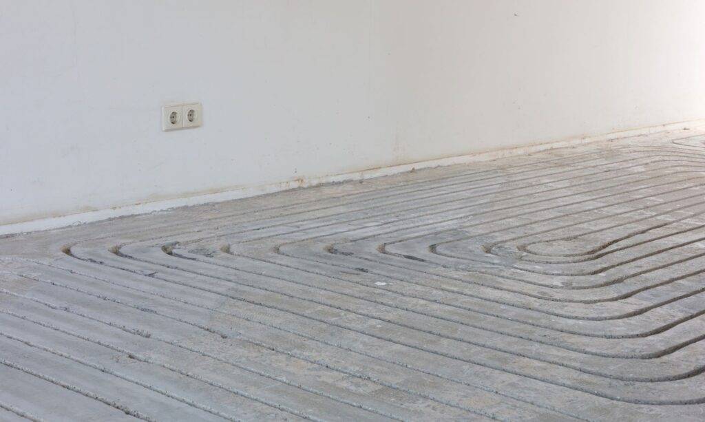 Fräsung im Boden zur Verlegung von Fußbodenheizungsrohren.