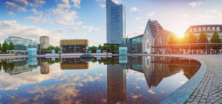 Skyline von Leipzig mit Augustusplatz und Spiegelung im Wasser.