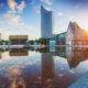 Skyline von Leipzig mit Augustusplatz und Spiegelung im Wasser.