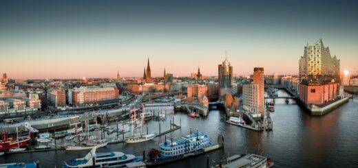 Panorama der Elbphilharmonie und des Hafens in Hamburg.