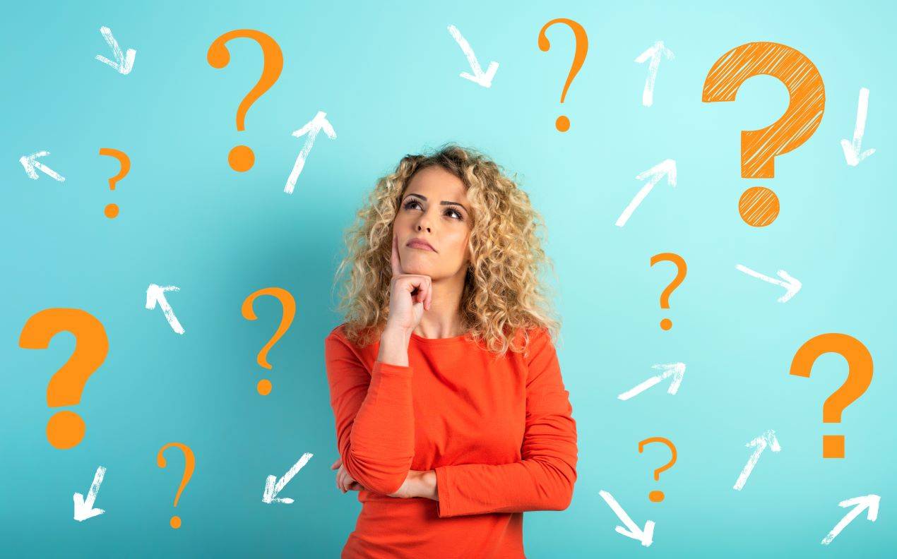 Frau denkt nach, umgeben von Fragezeichen, Entscheidungshilfe beim Kauf eines wasserdichten Lagerzelts