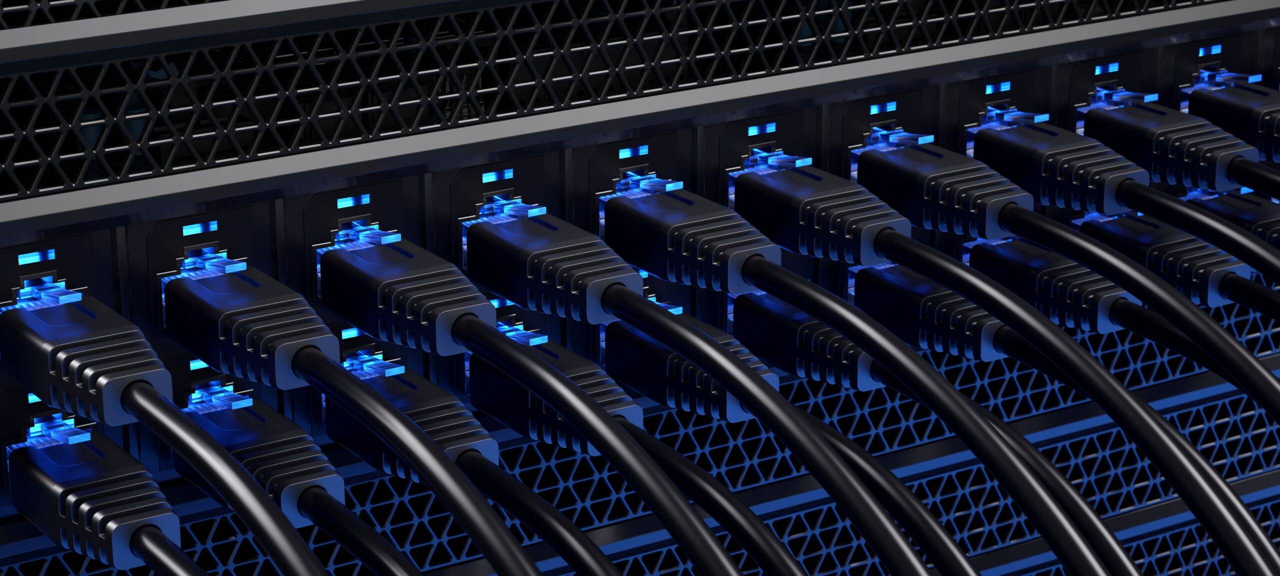 Nahaufnahme eines modernen Serverracks mit strukturierter Netzwerkverkabelung