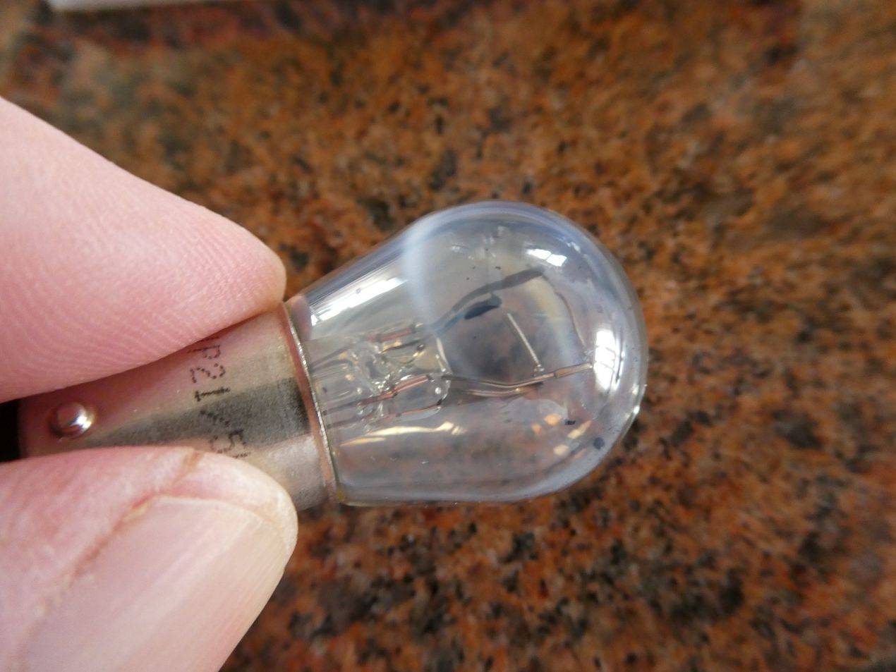 Eine defekte Glühlampe, die oft zu Ausfällen der Anhänger Beleuchtung führt – ein häufiger Fehler, der leicht behoben werden kann.