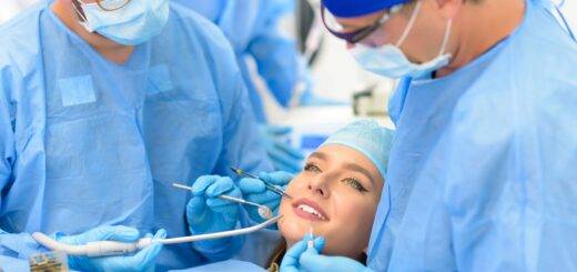 Zahnchirurgisches Team bei einer Oralchirurgie-Behandlung