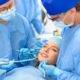 Zahnchirurgisches Team bei einer Oralchirurgie-Behandlung