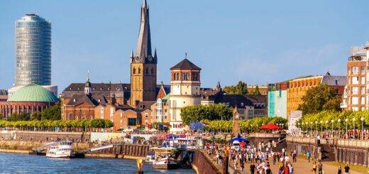 Sommerlicher Feierabend an der Rheinpromenade Düsseldorf