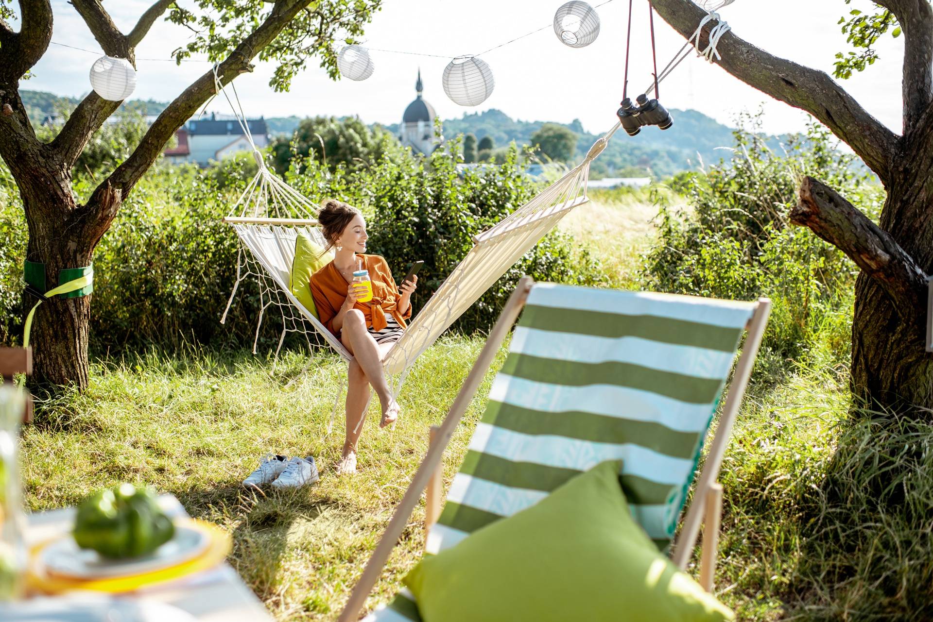 Dekosäulen - Sommergarten mit Hängematte