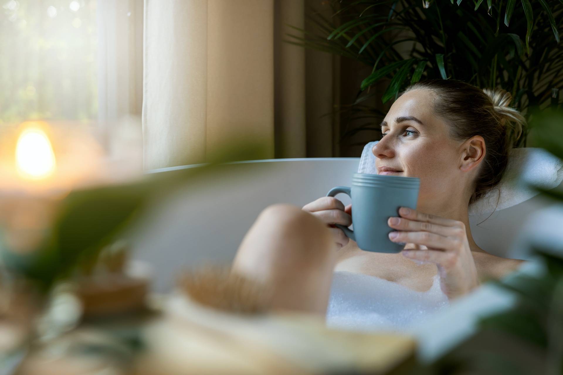 Frau geniesst Bad mit Wasser Entkalkungsanlage

