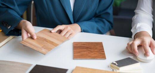 Altbausanierung Berlin: Zwei Personen bei der Auswahl von hochwertigen Materialien während der Sanierungsplanung