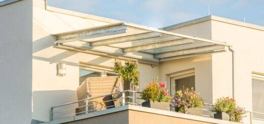 Terrassenüberdachung Frankfurt: moderne Glasüberdachung auf dem Balkon einer Stadtwohnung bei Sonnenschein