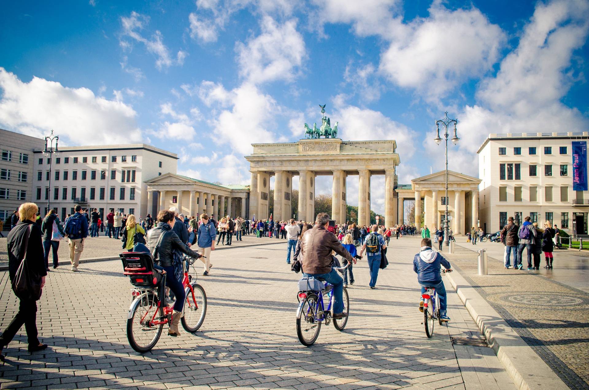Fahrräder und Menschen am Tor | Berlin Escort 