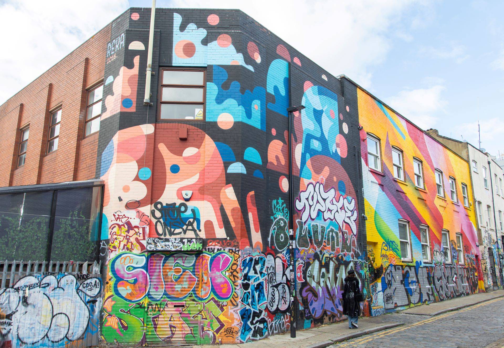 Bunte Hausfassade mit großflächiger Wandgestaltung von Graffiti Künstlern