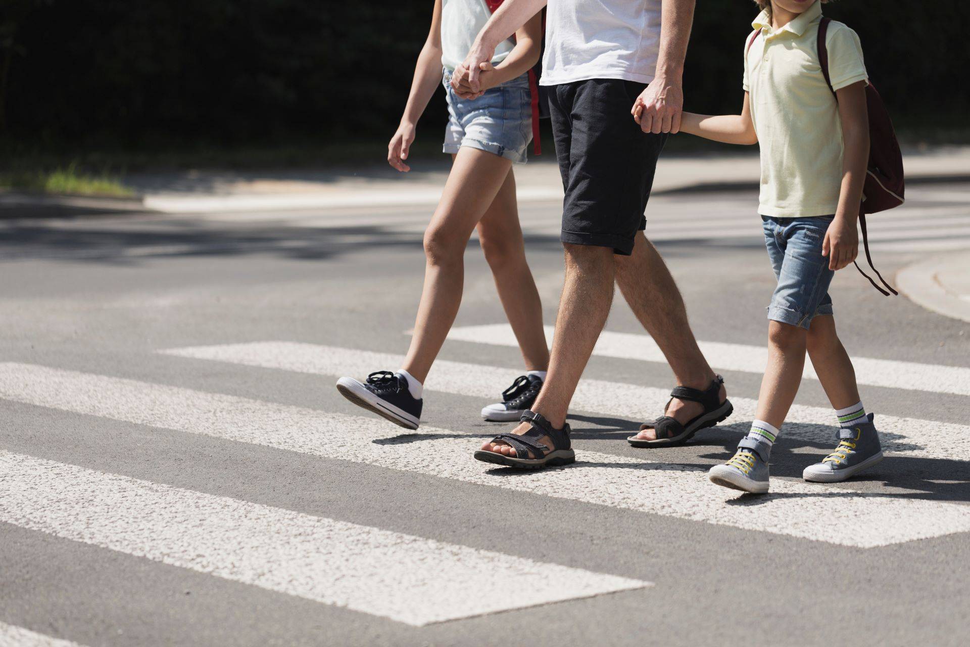 Familie überquert Straße mit Markierung von Straßen