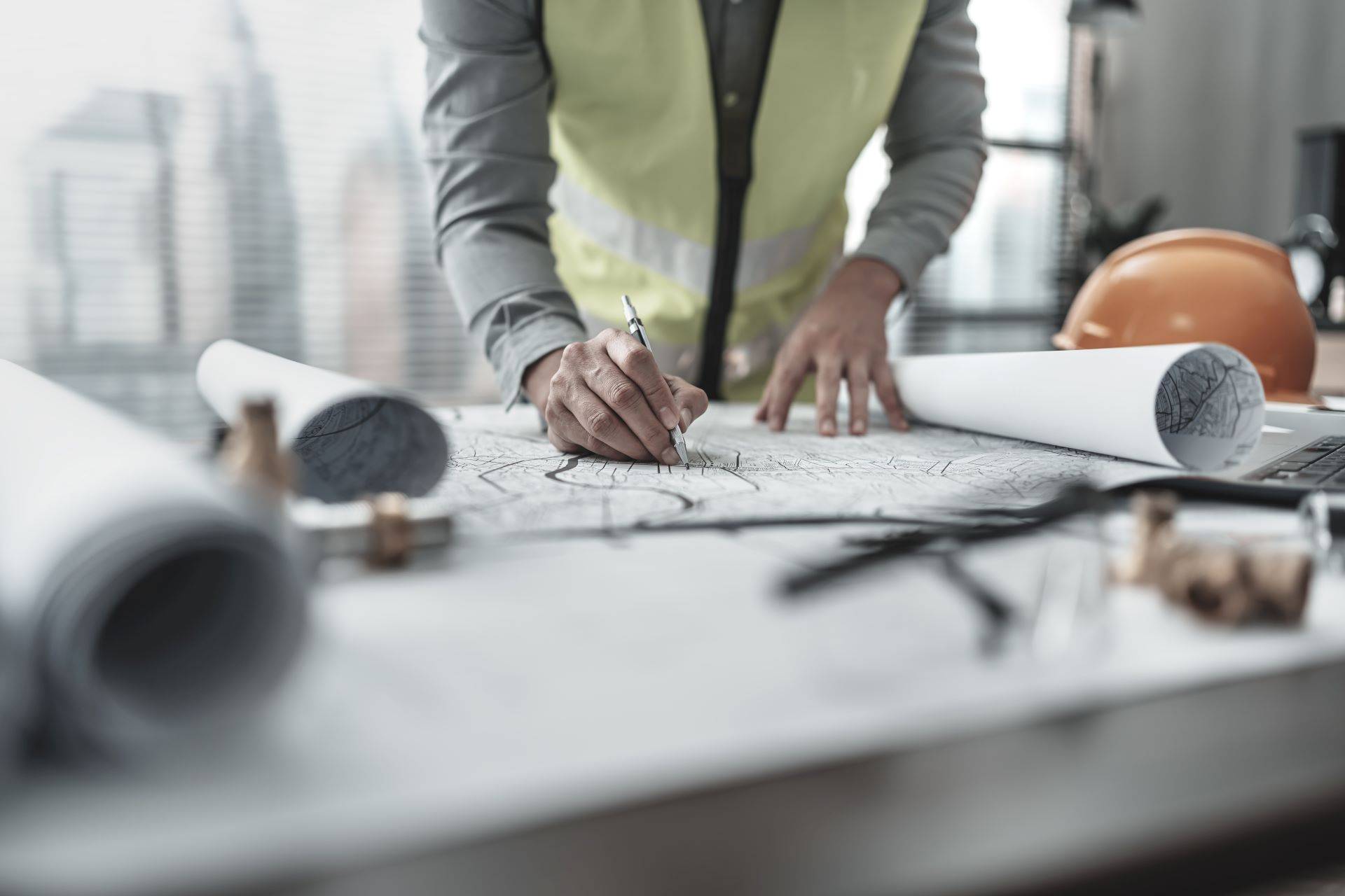 Ingenieur plant Bodenmarkierung auf Stadtplan