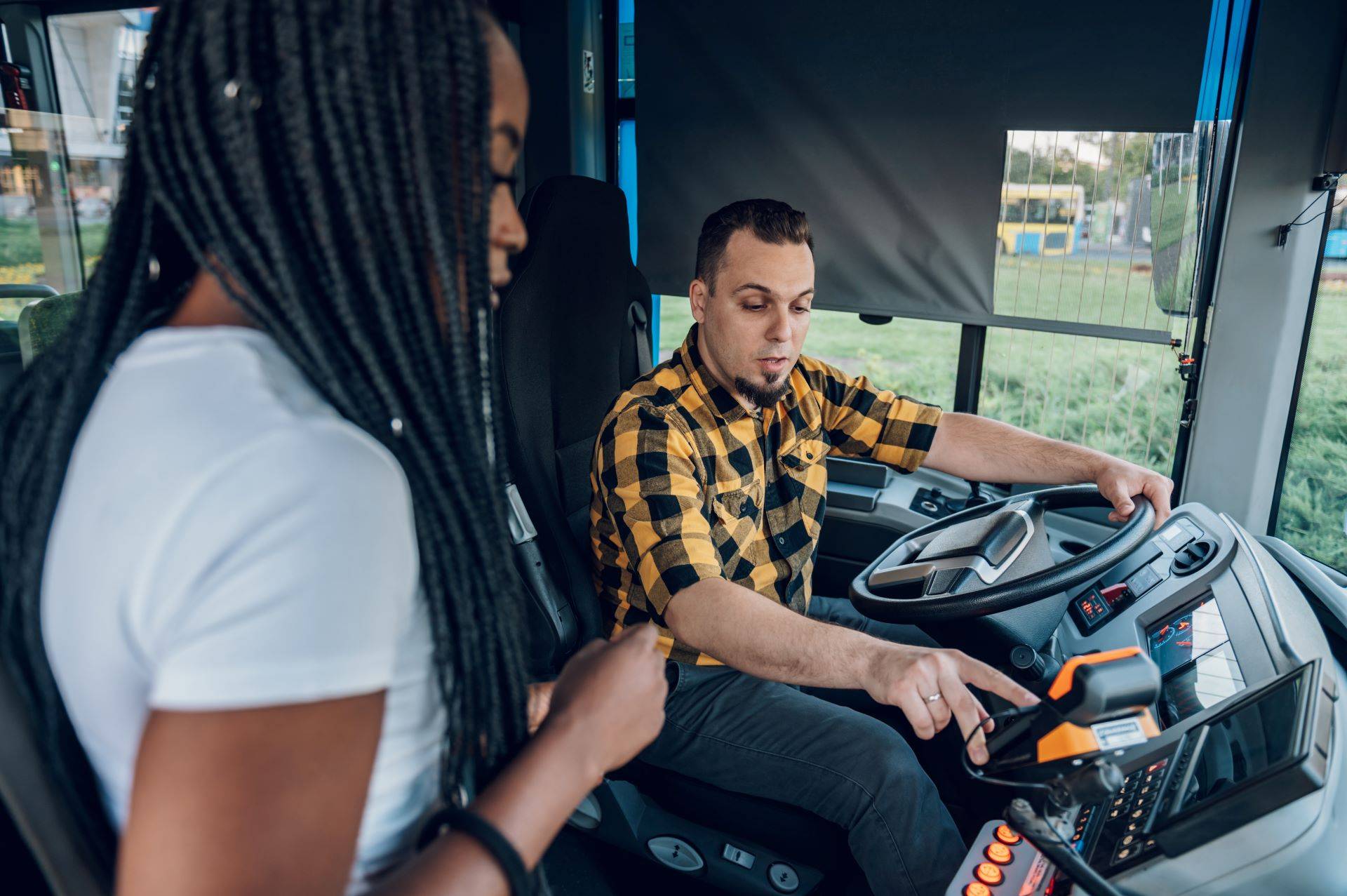 Fahrer erklärt Ticketgerät im Linienbus