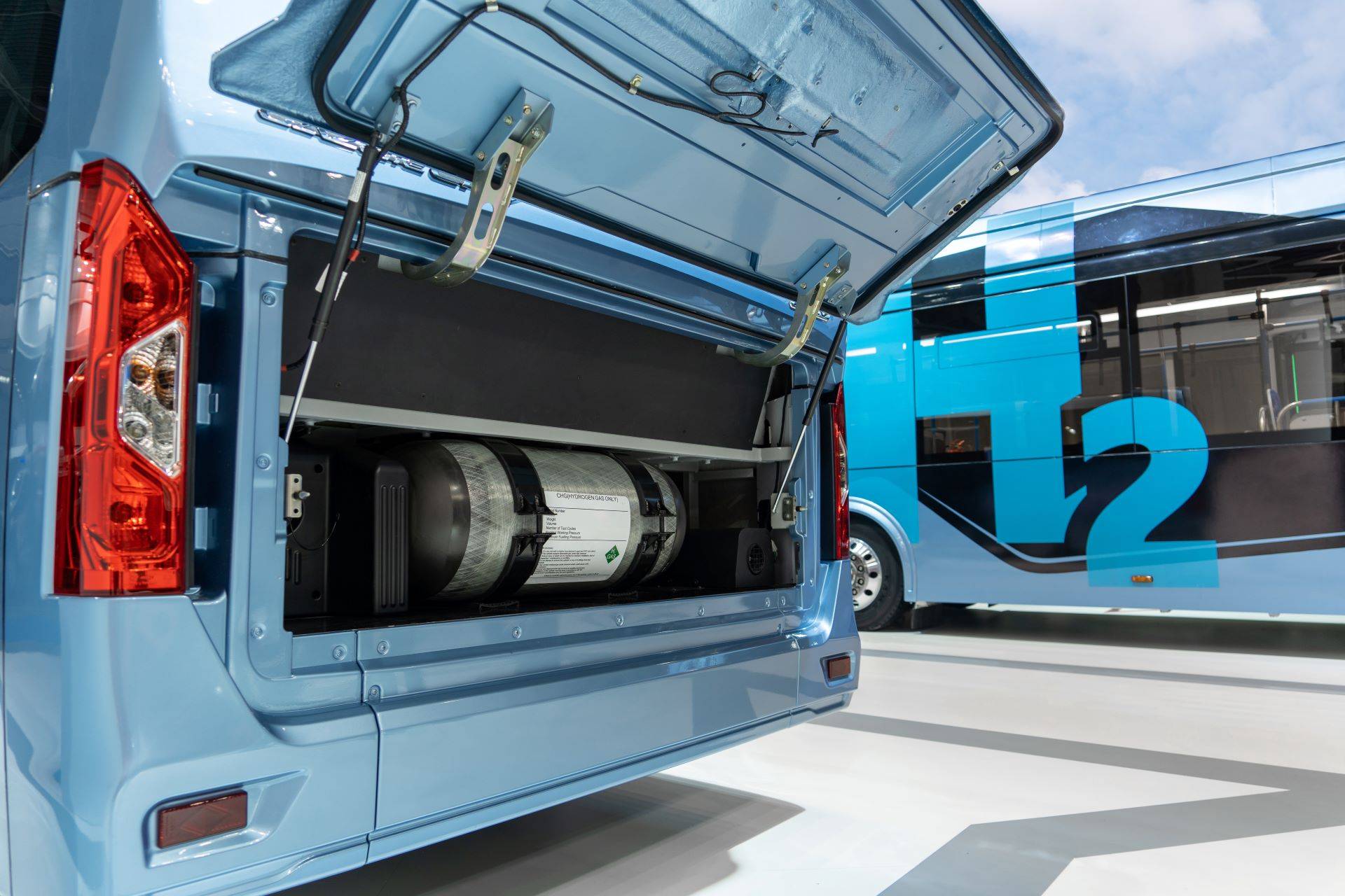 Wasserstoffbus mit offenem Wartungsbereich