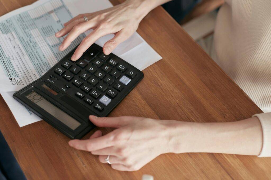Eine Finanzierung wird mit einem Taschenrechner geprüft