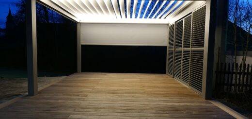 Abends beleuchtete Terrasse mit Überdachung | Wellplatten Acryl