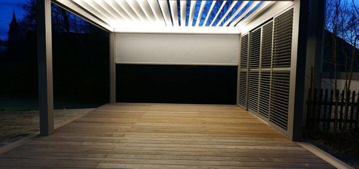 Abends beleuchtete Terrasse mit Überdachung | Wellplatten Acryl