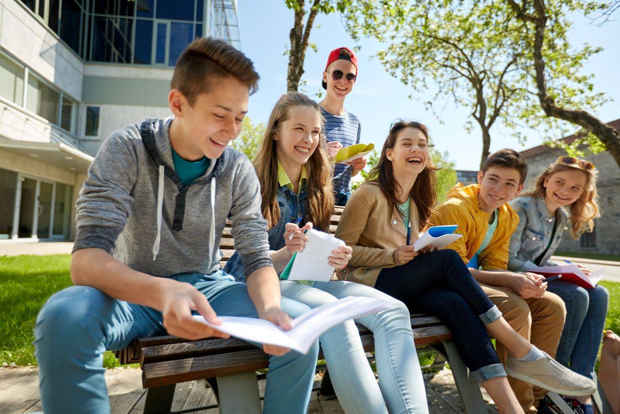 Schuelergruppe beim gemeinsamen Arbeiten im Freien – Gruppenstimmung und Lernfreude als Teil der Klassenfahrt Hamburg