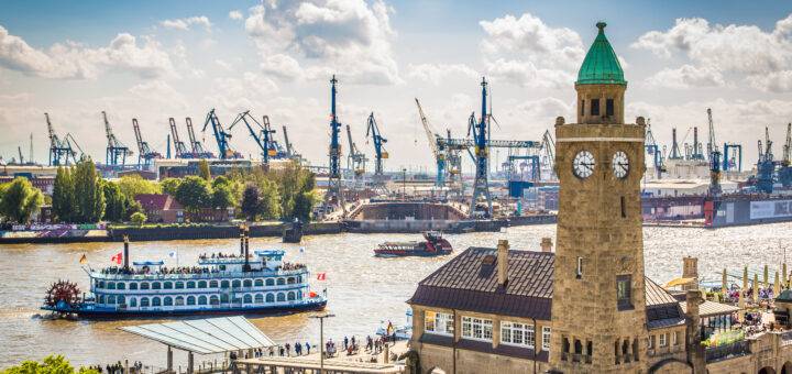 Panoramablick auf den Hamburger Hafen mit Landungsbruecken und Schaufelradschiff bei sonnigem Wetter – idealer Programmpunkt bei einer Klassenfahrt Hamburg