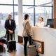 Businessgäste checken im Tagungshotel NRW ein – moderner Empfangsbereich mit Blick ins Grüne