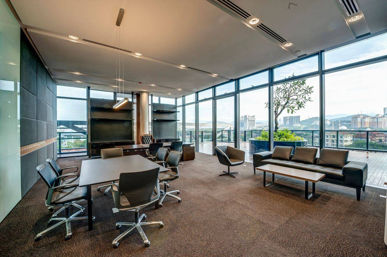 Heller Besprechungsraum mit Glasfront und Aussicht im Tagungshotel NRW – ideal für Business-Retreats