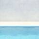 Klarer Swimmingpool vor heller Betonwand – modernes Symbol fuer Freizeit mit Gegenstromanlage Pool