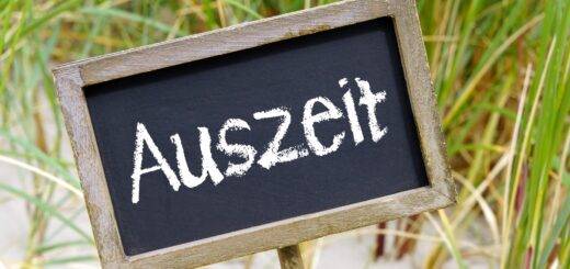 Tafel mit Schrift Auszeit im Gras | Heilerde