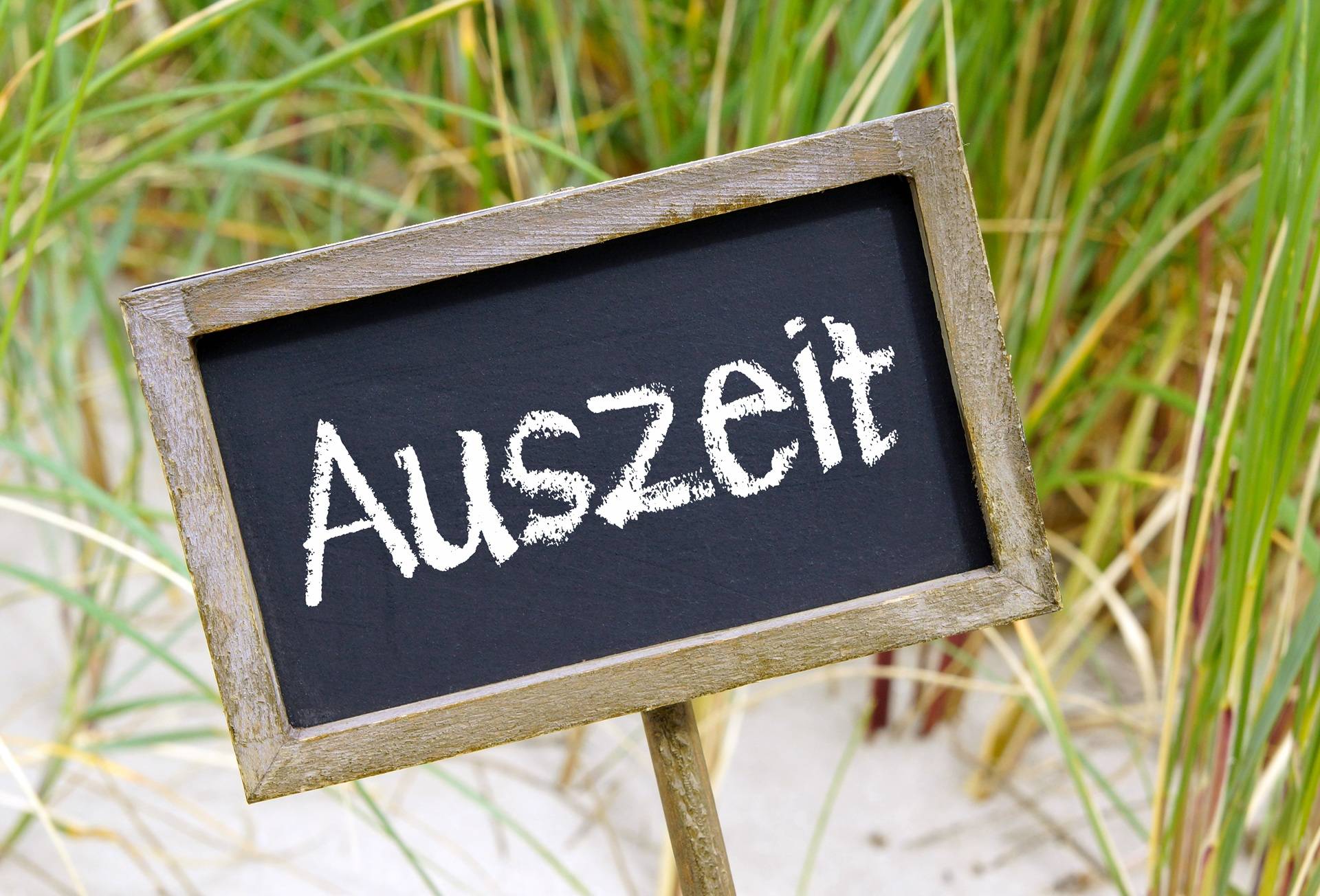 Tafel mit Schrift Auszeit im Gras | Heilerde