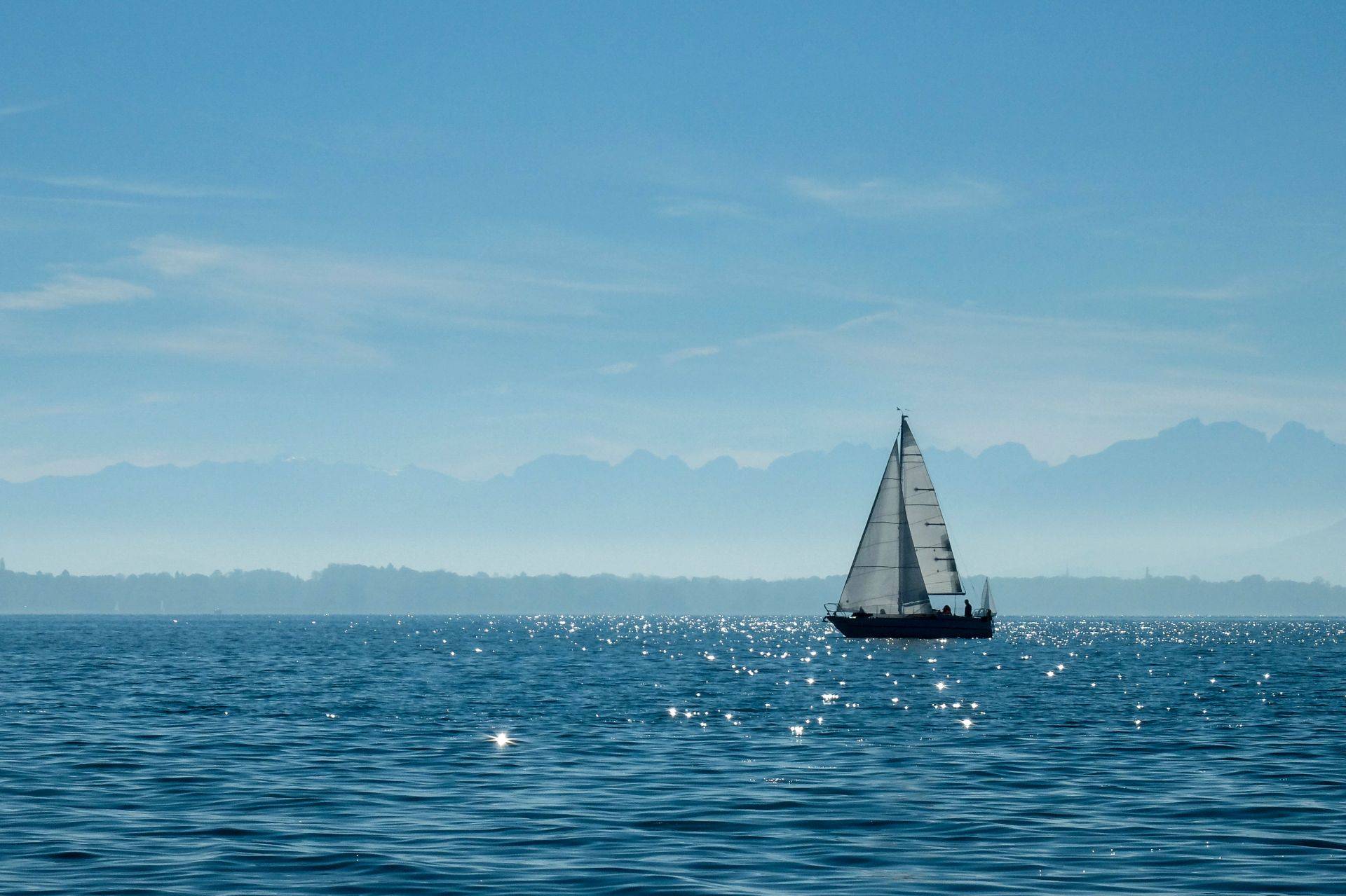 Segelboot auf dem Bodensee mit Alpenblick Urlaub und Entspannung am Wasser // Ferienwohnung Nonnenhorn
